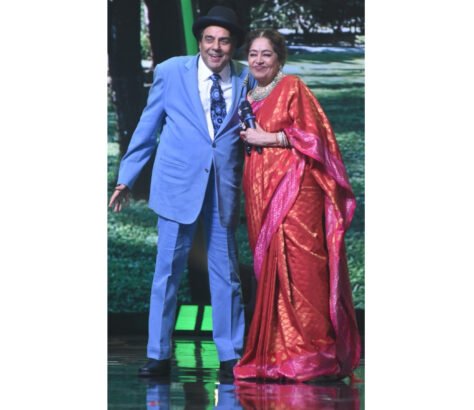 Dharmendra & Kirron Kher Enact 'Sholay' Scene