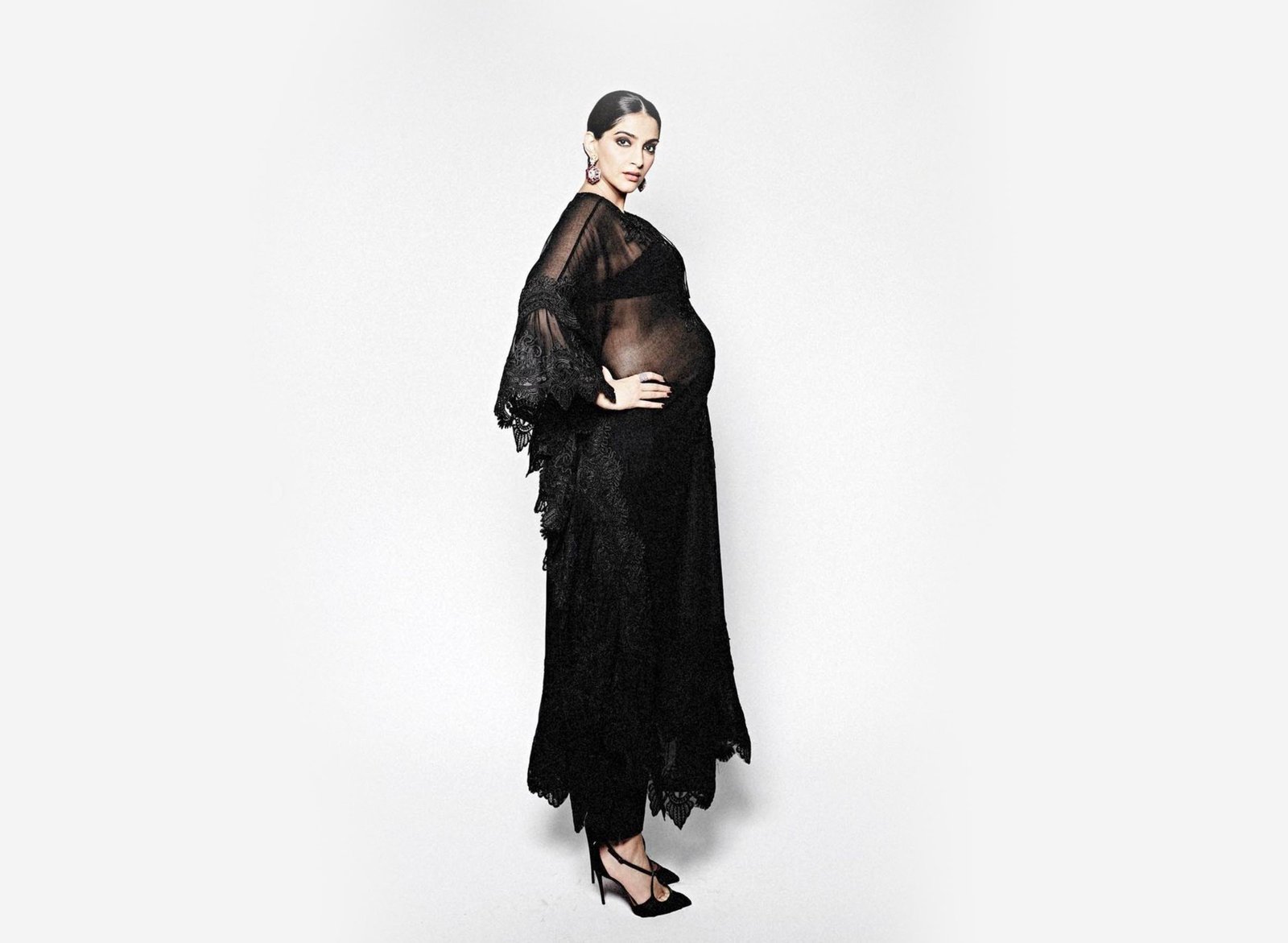 sonam-kapoor-flaunts-baby-bump