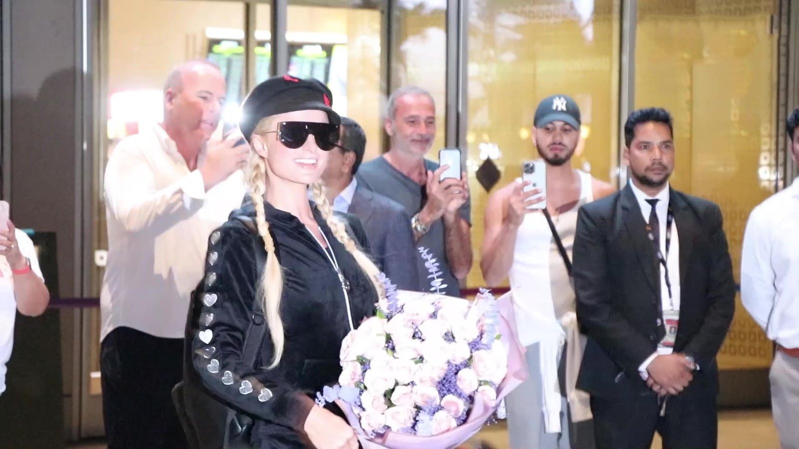 Paris Hilton Mobbed in Mumbai Airport - Vimarsana News
