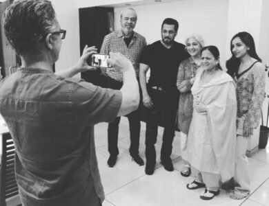 Aamir Turns Photographer As Salman Poses With His Family