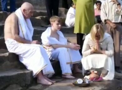 Ashes-of-American-Archaeologist-Immersed-In-Tungabhadra-IndiaWest-India-West