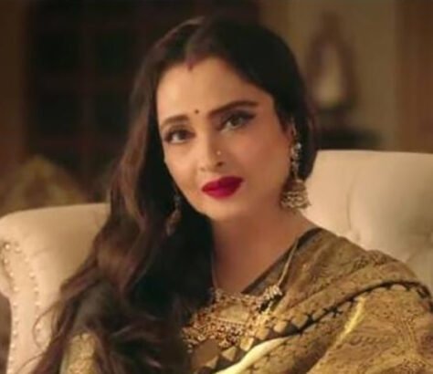 Rekha-Loves-To-Sketch-With-Charcoal India West