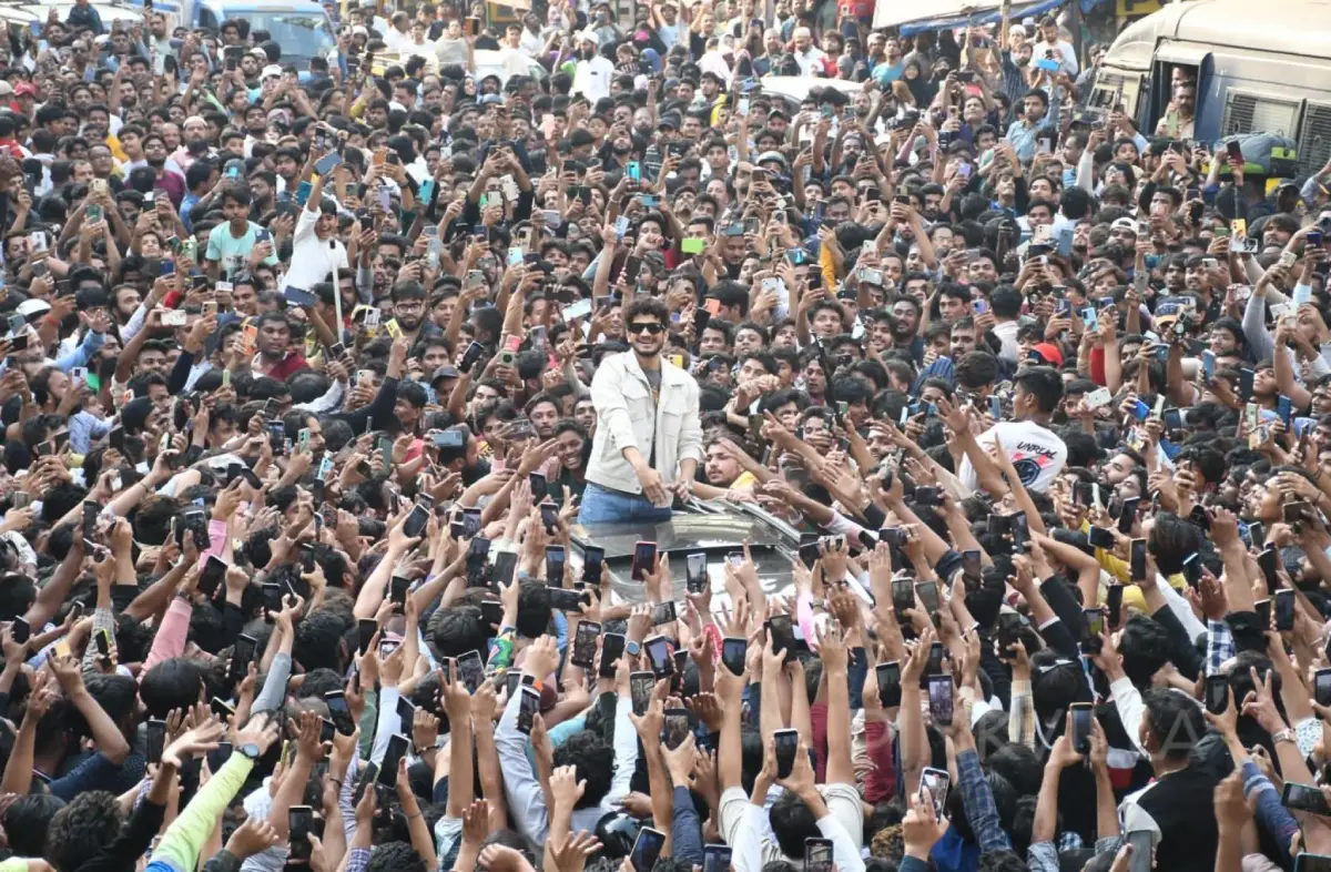 Fans Swarm Onto Mumbai Streets To Cheer Munawar