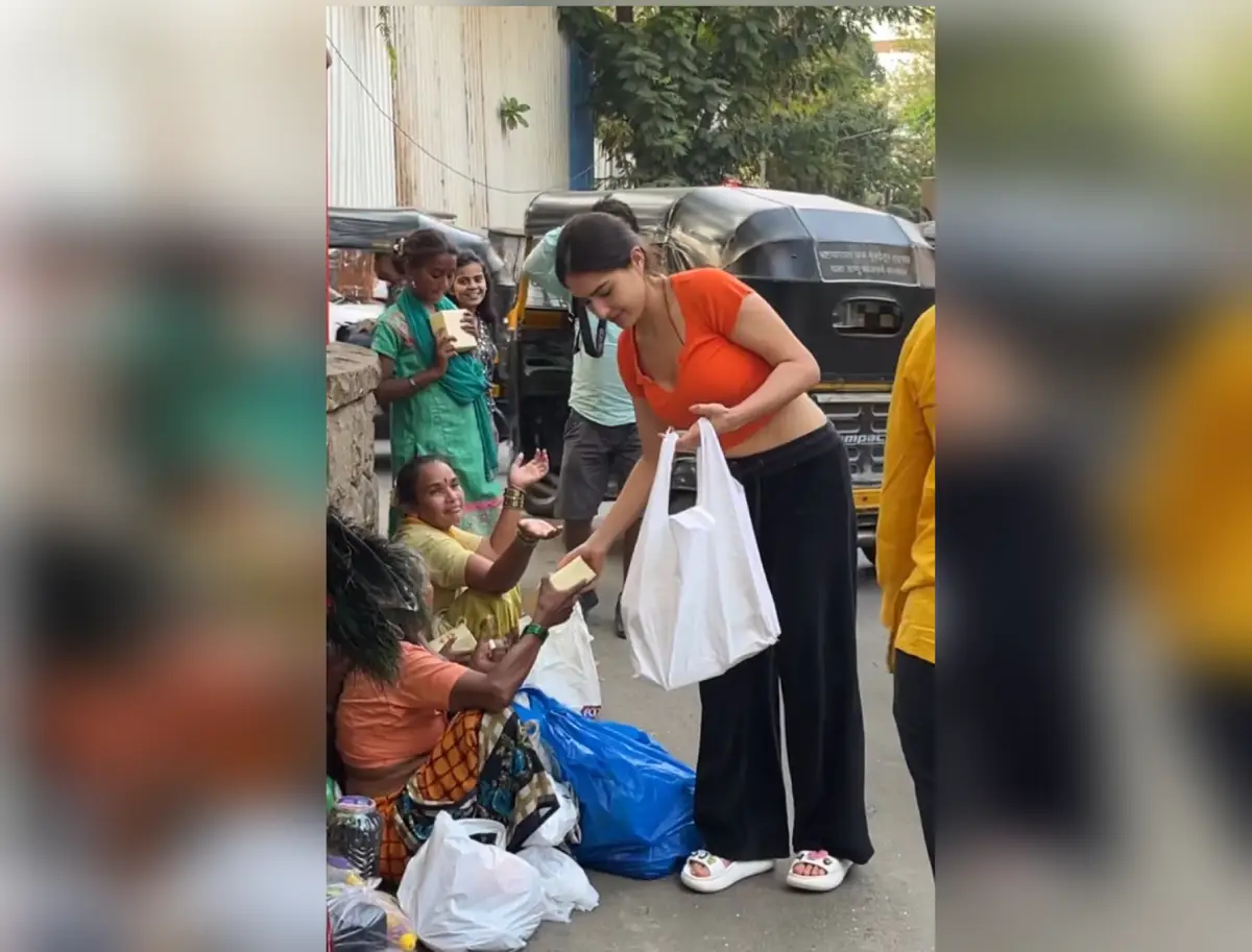 Sara Ali Khan Spotted Helping Beggars