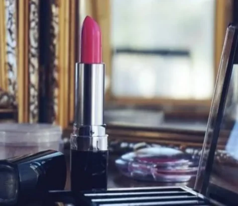 Makeup-Artists-Debate-The-Future-Of-Red-Lips.webp