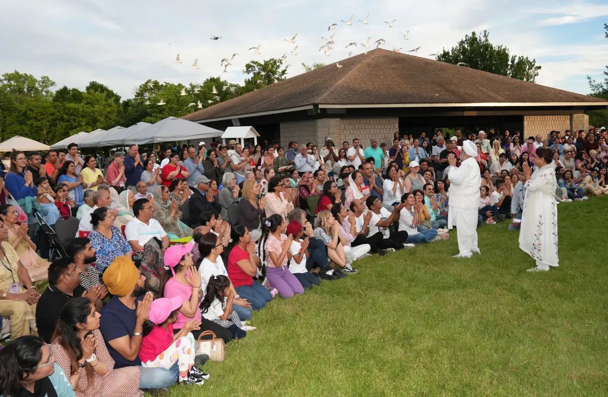 Thousands-Gather-For-Sant-Rajinder-Singhs-Meditation-Event.webp