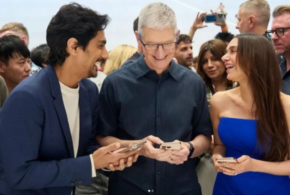 Aditi, Siddharth Attend Apple Mega Event, Spotted With Tim Cook