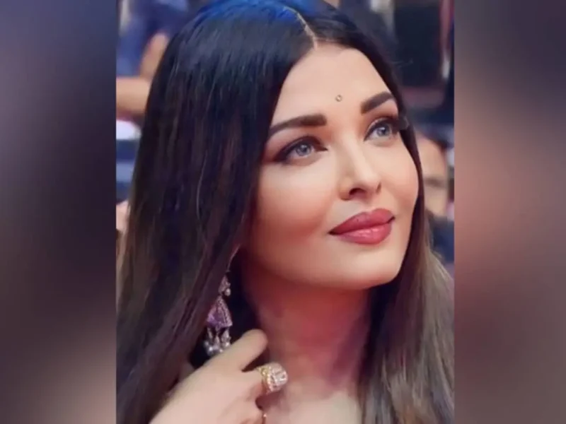 Aishwarya-Bachchan-Bags-Best-Actress-Award-In-Dubai.webp