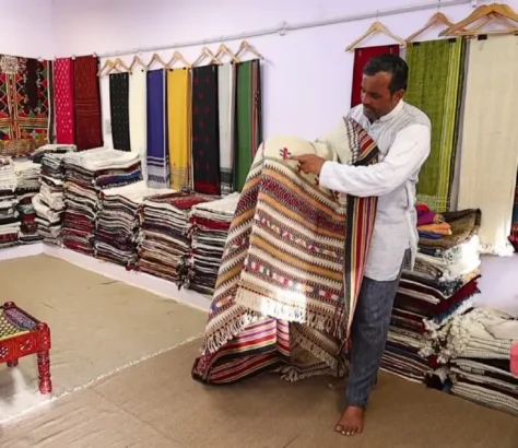 Weavers-Of-Gujarat-Have-A-Story-Of-Resilience-And-Revival.webp