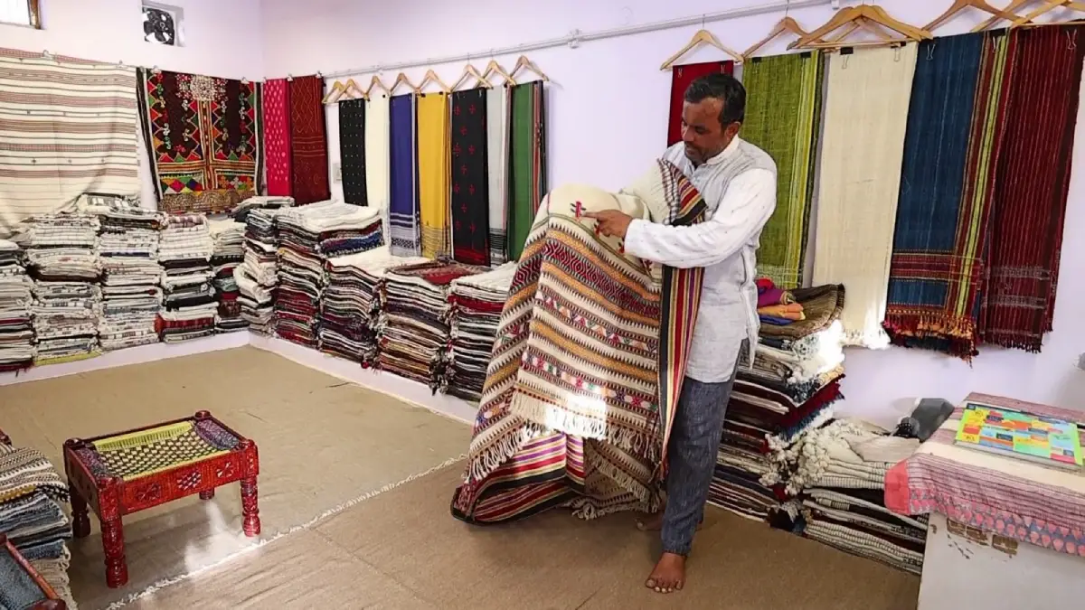 Weavers-Of-Gujarat-Have-A-Story-Of-Resilience-And-Revival.webp