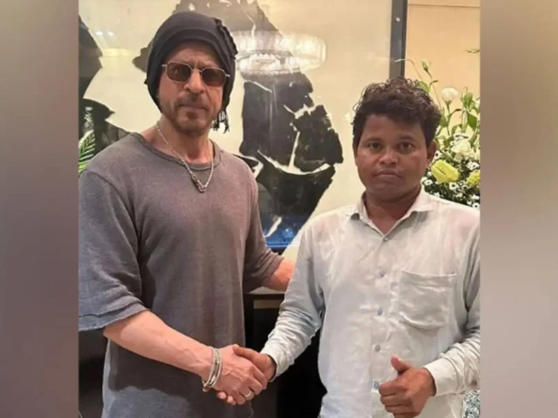 After 95 Day Wait Outside ‘Mannat,’ Fan Gets To Meet SRK