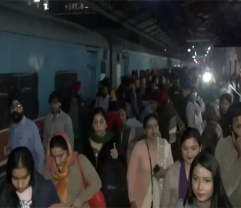 Maha-Kumbh-Crowd-Stampede-At-Delhi-Railway-Station-Kills-18-1.webp