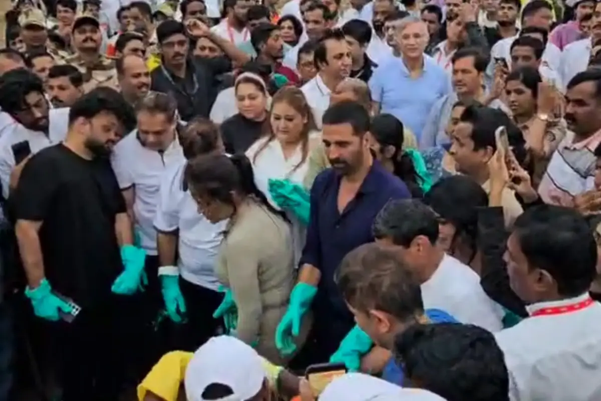 Akshay Kumar Tackles Beach Pollution After Ganpati Visarjan
