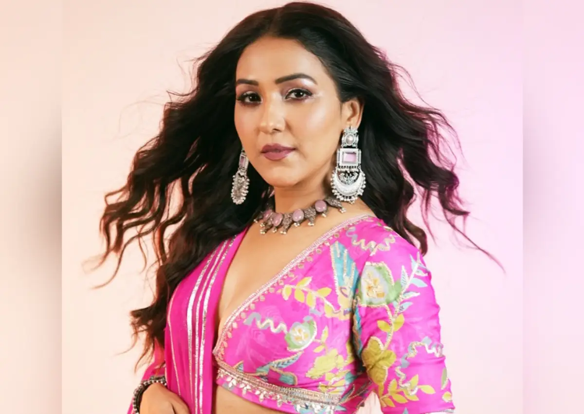 Neeti Mohan's New Garba Track Offers “Full Festive Experience”