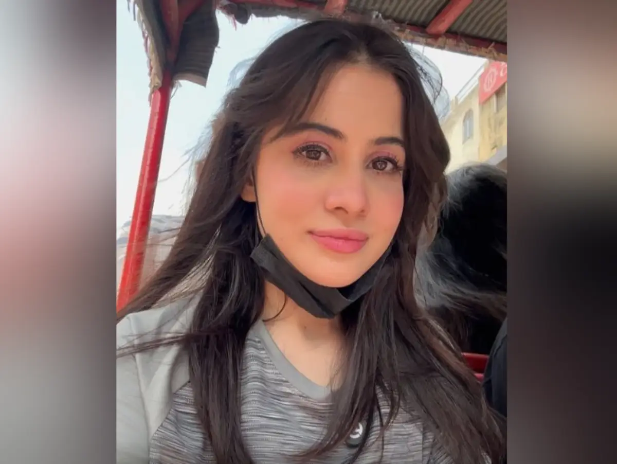 Uorfi Javed Ditches Lip Fillers, Discovers Natural Alternative