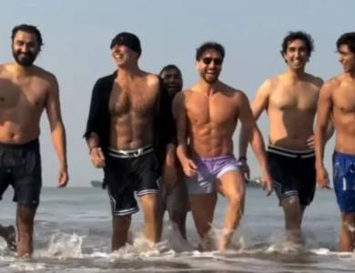 Akshay Kumar And Tiger Shroff's Beach Walk Includes Showing Off Perfect Abs