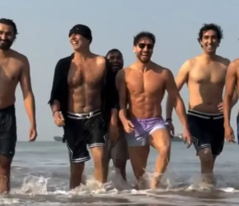 Akshay Kumar And Tiger Shroff's Beach Walk Includes Showing Off Perfect Abs