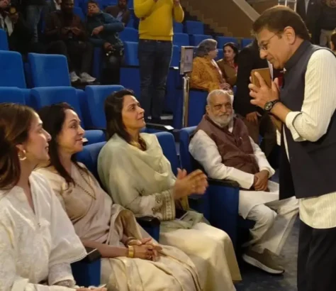 Politicians, Stars Attend Prayer Meet For Dharmendra Held By Hema Malini