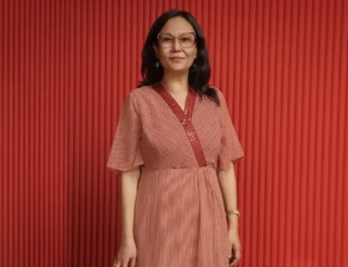 MUMBAI-The Manipuri-language film ‘Boong’, backed by Farhan Akhtar, won the prestigious Best Children’s & Family Film award at the 79th British Academy Film Awards (BAFTA). Its director, Lakshmipriya Devi, described the moment as “the last few steps to reach a summit of a mountain we never knew we were climbing in the first place.” ‘Boong’ was competing alongside international titles such as ‘Arco’, ‘Lilo & Stitch’, and ‘Zootropolis 2’. The official Instagram page of BAFTA shared a video of Lakshmipriya Devi accepting the honor. She began her speech with “Kurumjari”, a traditional greeting. She said, “The walk up till here felt like the last few steps to reach a summit of a mountain we never knew we were climbing in the first place. So, thank you to the jury members and BAFTA for giving our very small film such big love.” The director underscored that the film is deeply rooted in her homeland, Manipur, a region she described as troubled, ignored and underrepresented in India. “A film that is not only rooted in a place which is very troubled, very much ignored and very unrepresented in India, my homeland, Manipur. It's a homage to my homeland. So, I just want to use this opportunity to say that we pray for peace to return to Manipur,” Devi said. She also expressed hope that internally displaced children, including the young actors who featured in the film, would regain their joy, innocence and dreams. “We pray that all the internally displaced children, including the child actors in the film, regain their joy, their innocence, and their dream once again. We pray that no conflict is ever formidable enough to destroy the one superpower,” she concluded. ‘Boong’ stars Gugun Kipgen, Bala Hijam, Angom Sanamatum, Vikram Kochhar, Nemetia Ngangbam, Jenny Khurai and Hamom Sadananda. The film had its world premiere at the Discovery section of the 2024 Toronto International Film Festival on September 5, 2024. It tells the story of a young boy’s heartfelt quest to reunite his family against the backdrop of social tensions in Manipur. (IANS)