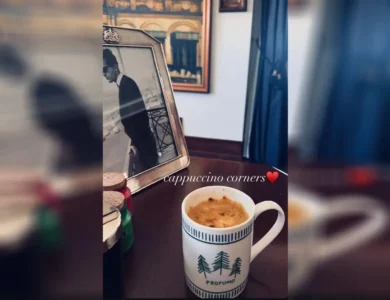 Kareena displays Pataudi photo in cappuccino corner.