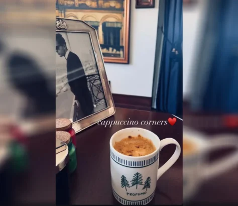 Kareena displays Pataudi photo in cappuccino corner.