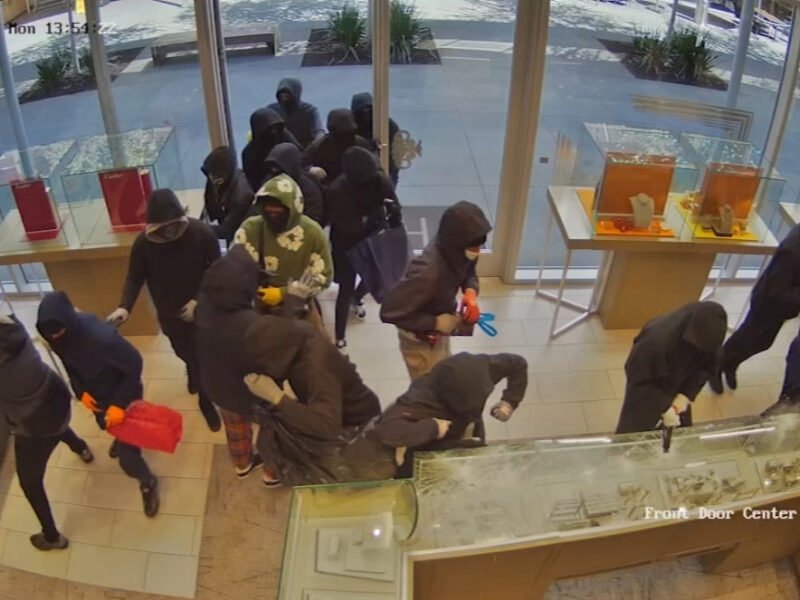 $1 Million Looted From Indian Jeweler In A One Minute Heist