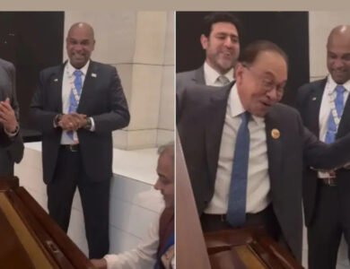 Malaysia PM Wows Crowd Singing A Kishore Kumar Classic