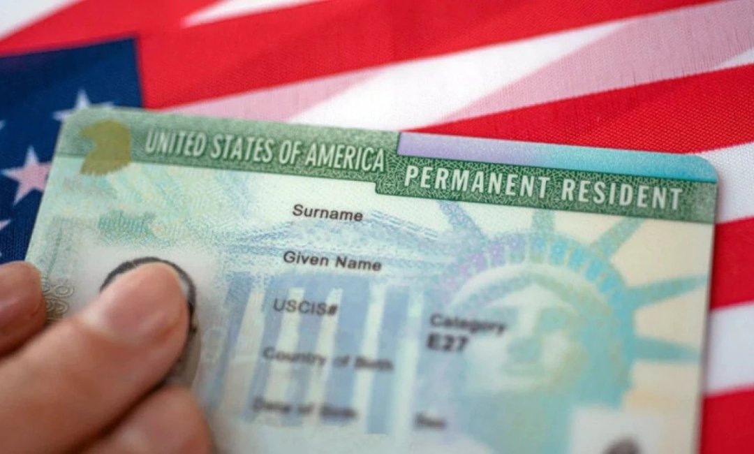 New U.S. citizens take the oath of allegiance at a naturalization ceremony