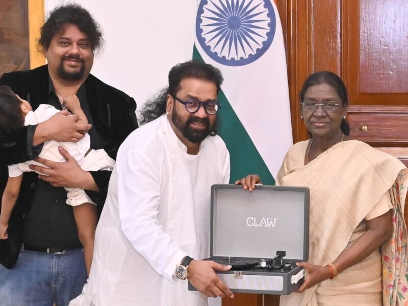Hariharan and his family meet President Droupadi Murmu at Rashtrapati Bhavan