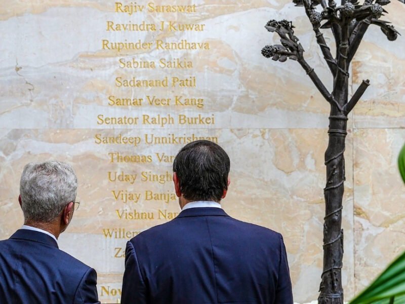 Marco Rubio lays a wreath at the 26/11 memorial at Mumbai’s Taj Mahal Palace Hotel