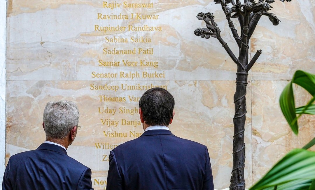 Marco Rubio lays a wreath at the 26/11 memorial at Mumbai’s Taj Mahal Palace Hotel