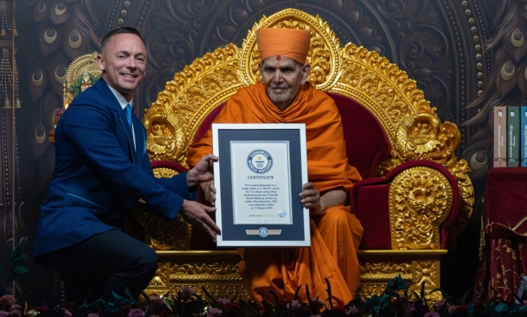 Mahant Swami Maharaj receives the Guinness World Records certificate for the 13-volume biography of Pramukh Swami Maharaj.